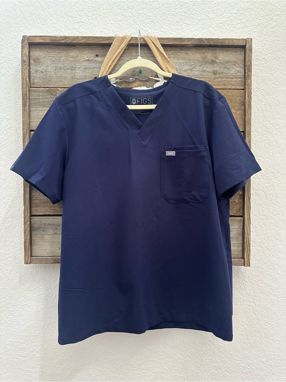 FIGS Men's Navy V-Neck Scrub Top size Large
